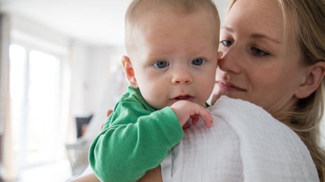 Zeit mit dem Nachwuchs verbringen und dennoch etwas arbeiten - das ist in der Elternzeit unter gewissen Bedingungen möglich.