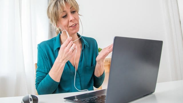 In Videotelefonaten sollte man nicht ständig reingrätschen, sondern Pausen aushalten und den anderen ausreden lassen.