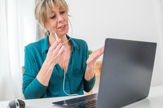 In Videotelefonaten sollte man nicht ständig reingrätschen, sondern Pausen aushalten und den anderen ausreden lassen.