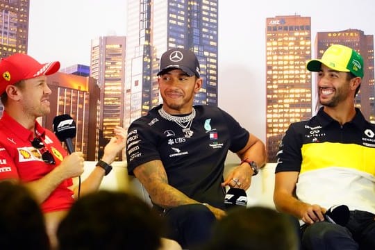 Fiebern dem Start der Formel 1 entgegen: Sebastian Vettel (l-r), Lewis Hamilton und Daniel Ricciardo.