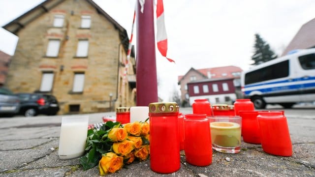 Blumen und Kerzen vor dem Tatort in Rot am See.