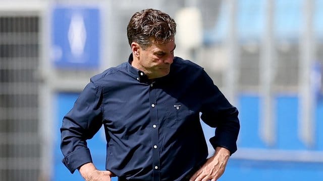 Nach der blamablen Vorstellung seiner Spieler schaut HSV-Trainer Dieter Hecking zu Boden. Nach der blamablen Vorstellung seiner Spieler schaut HSV-Trainer Dieter Hecking zu Boden.