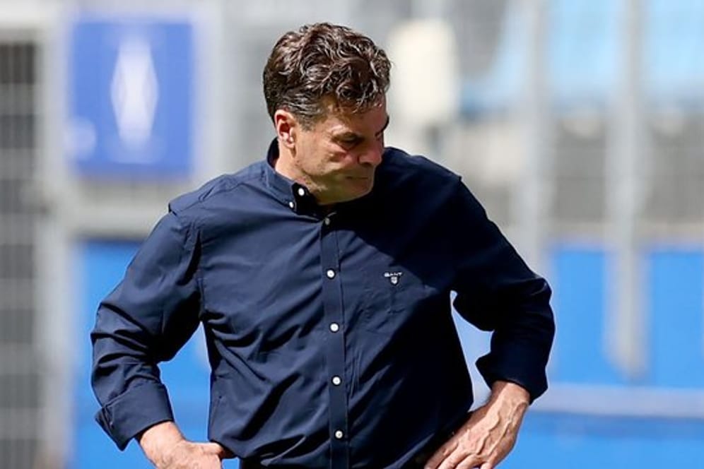Nach der blamablen Vorstellung seiner Spieler schaut HSV-Trainer Dieter Hecking zu Boden.