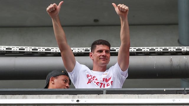 Will vor weiteren Schritten erst einmal in Ruhe entspannen: Mario Gomez (r) feiert den Aufstieg des VfB Stuttgart.