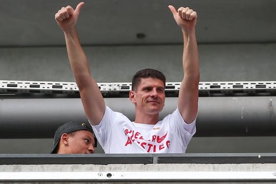 Will vor weiteren Schritten erst einmal in Ruhe entspannen: Mario Gomez (r) feiert den Aufstieg des VfB Stuttgart.
