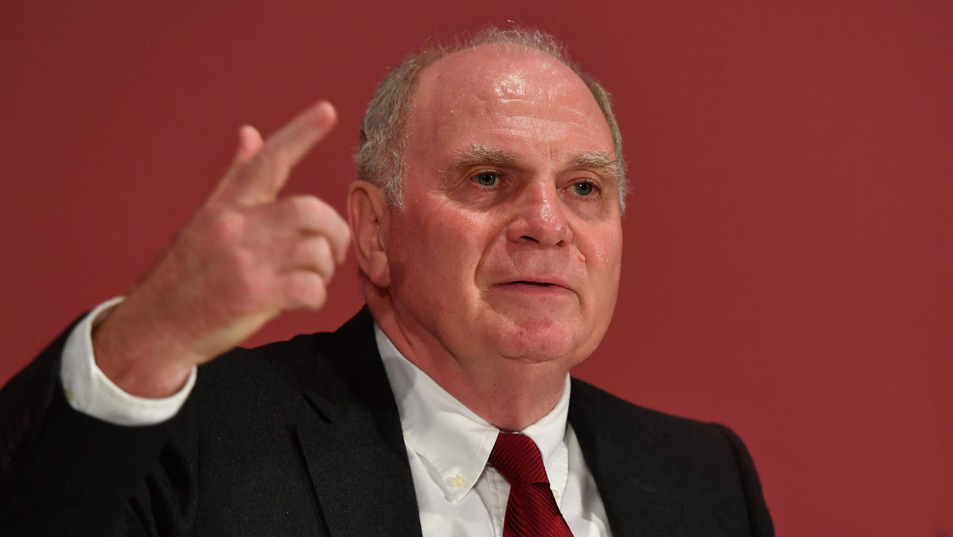 Uli Hoeneß: Der Bayern-Patron verteidigt den in die Kritik geratenen Schalke-Boss Clemens Tönnies.