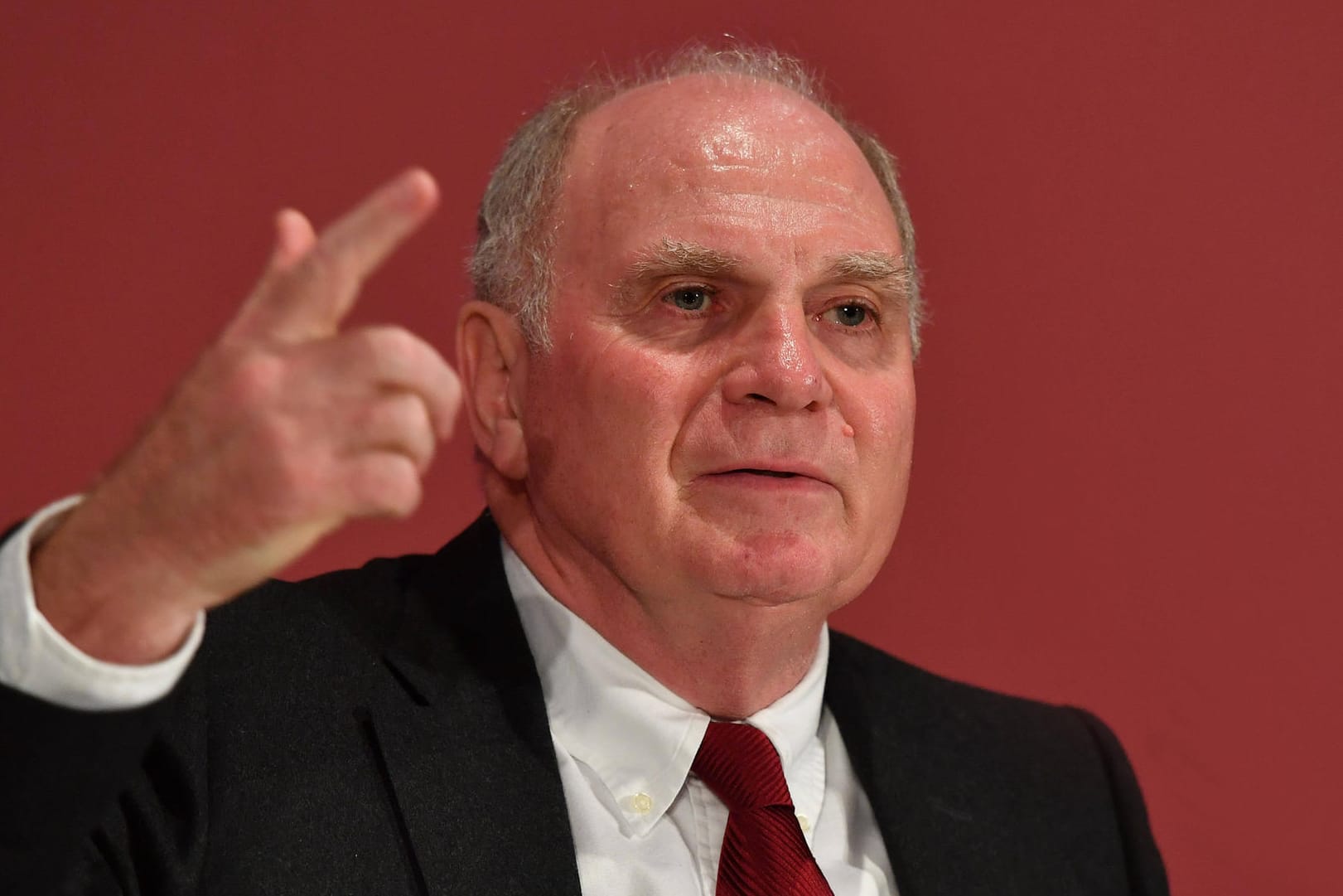 Uli Hoeneß: Der Bayern-Patron verteidigt den in die Kritik geratenen Schalke-Boss Clemens Tönnies.