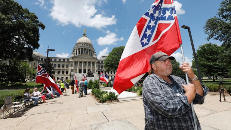 Demonstrant mit der umstrittenen Flagge Mississippis: Der US-Bundesstaat war der letzte, in dem die an die Sklaverei erinnernde Flagge noch in der staatlichen Fahne enthalten war.