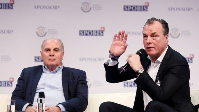 Uli Hoeneß (l) steht dem Schalker Aufsichtsratsvorsitzenden Clemens Tönnies bei. Uli Hoeneß (l) steht dem Schalker Aufsichtsratsvorsitzenden Clemens Tönnies bei.