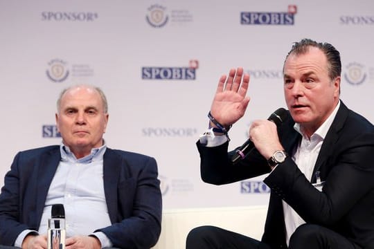 Uli Hoeneß (l) steht dem Schalker Aufsichtsratsvorsitzenden Clemens Tönnies bei.