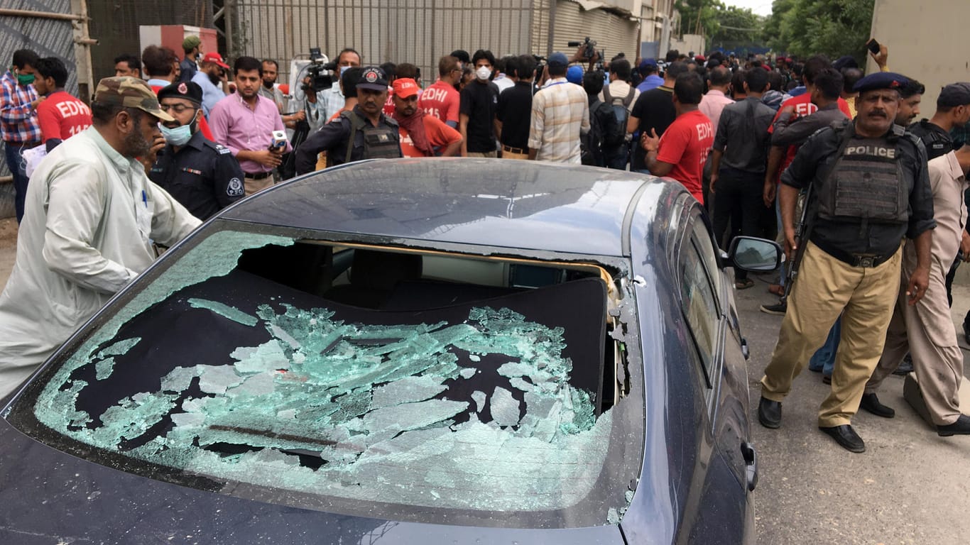 Sicherheitskräfte vor der Börse in Karachi: Angreifer haben das Gebäude am Morgen gestürmt.