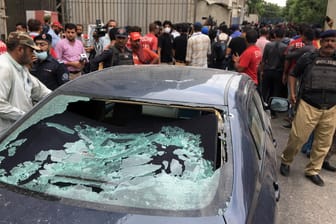Sicherheitskräfte vor der Börse in Karachi: Angreifer haben das Gebäude am Morgen gestürmt.