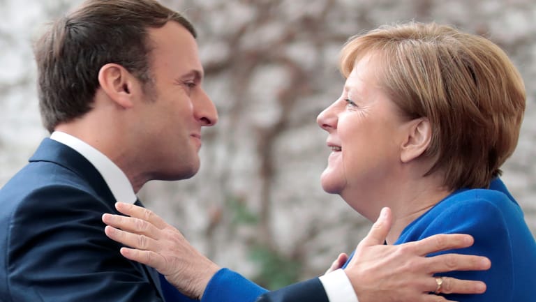 Frankreichs Präsident Emmanuel Macron begrüßt Bundeskanzlerin Angela Merkel (Archivbild): Während der sechsmonatigen EU-Ratspräsidentschaft der Deutschen wollen Merkel und Macron ein umfassendes Wiederaufbauprogramm für die europäische Wirtschaft auflegen.