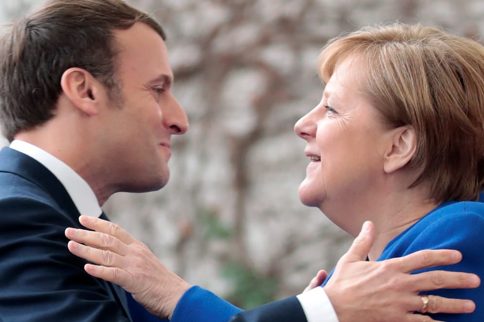 Frankreichs Präsident Emmanuel Macron begrüßt Bundeskanzlerin Angela Merkel (Archivbild): Während der sechsmonatigen EU-Ratspräsidentschaft der Deutschen wollen Merkel und Macron ein umfassendes Wiederaufbauprogramm für die europäische Wirtschaft auflegen.
