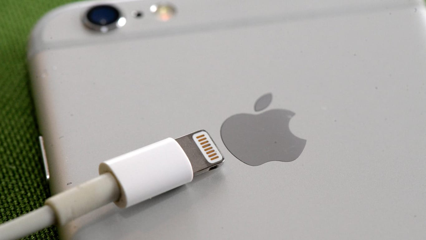 iPhone mit Ladekabel: Branchenkenner gehen davon aus, dass Apple sein kommendes iPhone-Modell ohne Ladegerät ausliefert.