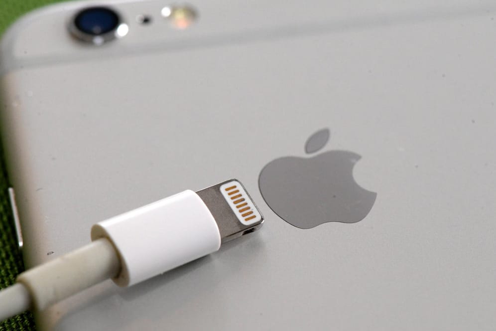 iPhone mit Ladekabel: Branchenkenner gehen davon aus, dass Apple sein kommendes iPhone-Modell ohne Ladegerät ausliefert.