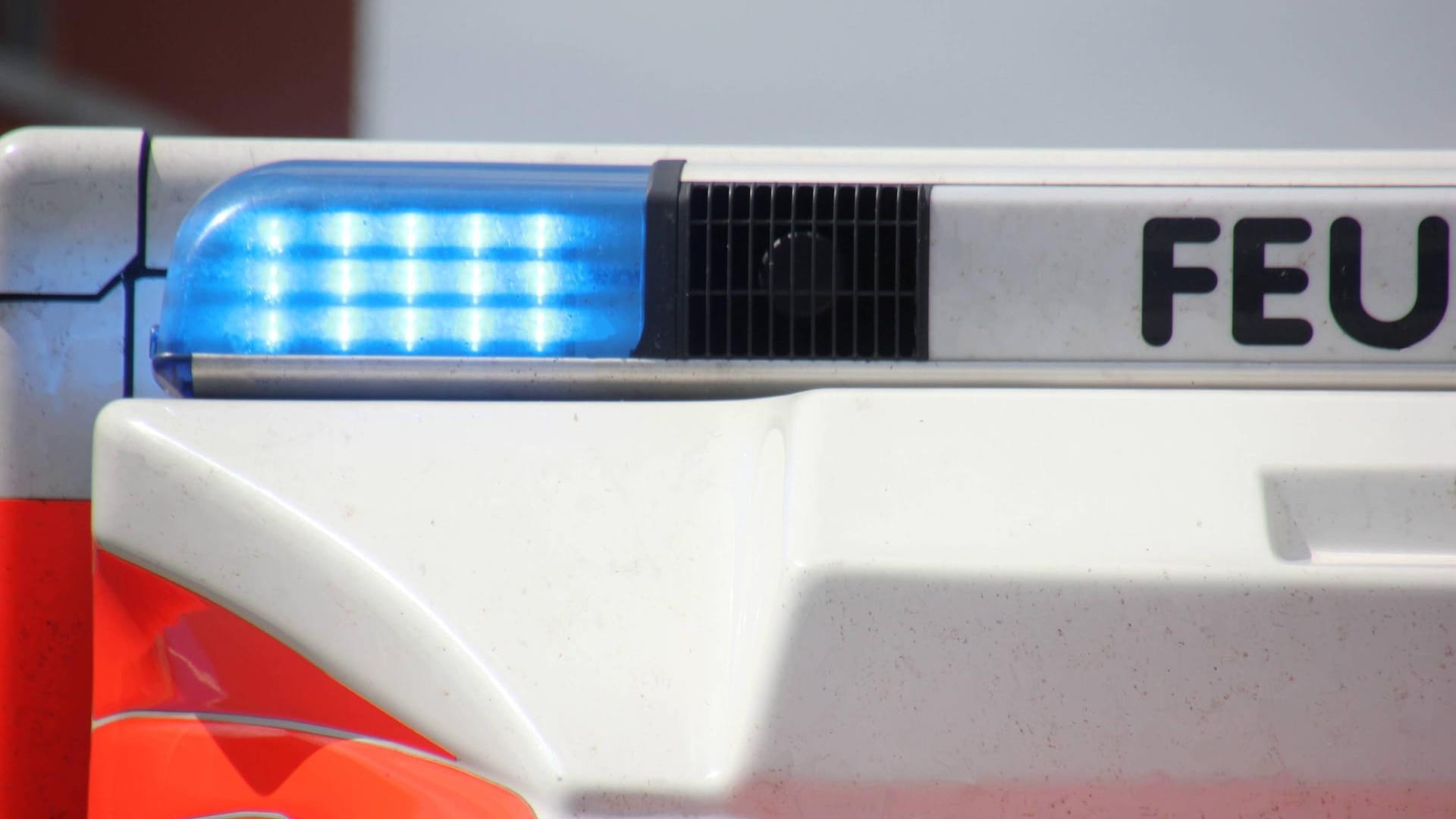 Ein Blaulicht eines Feuerwehrwagens (Symbolbild): In Essen haben Rettungskräfte einen 90-jährigen Mann aus seiner brennenden Wohnung befreit. Ein Blaulicht eines Feuerwehrwagens (Symbolbild): In Essen haben Rettungskräfte einen 90-jährigen Mann aus seiner brennenden Wohnung befreit.