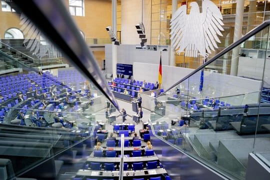 Der Deutsche Bundestag hat derzeit die Rekordgröße von 709 Abgeordneten.