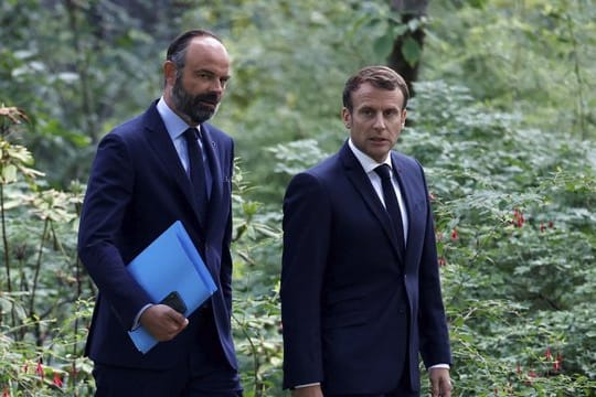 Frankreichs Präsident Emmanuel Macron (r) hat sich zu einer Volksabstimmung über Klimafragen bereit erklärt.