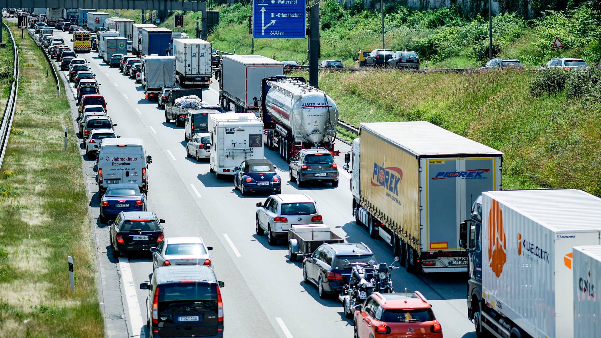 Volle Straßen: Bereits letztes Wochenende sind Hamburg, Berlin, Brandenburg und Nordrhein-Westfalen in die Sommerferien gestartet.