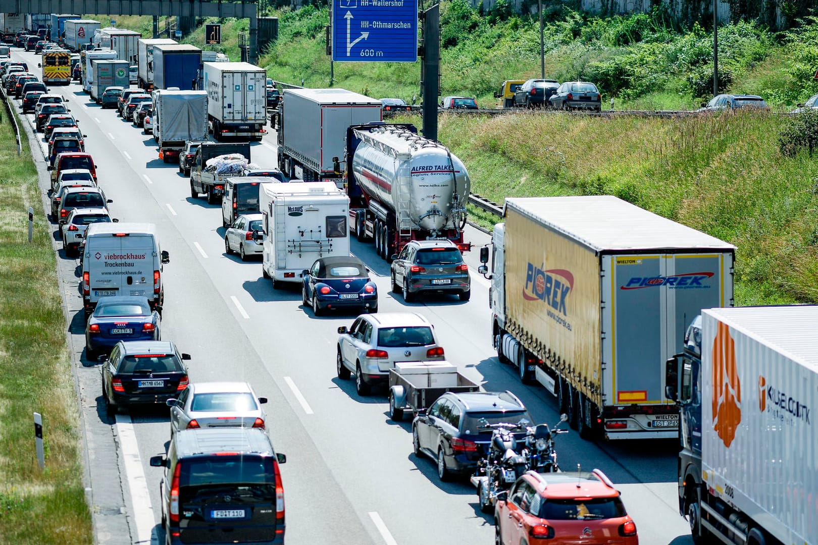 Volle Straßen: Bereits letztes Wochenende sind Hamburg, Berlin, Brandenburg und Nordrhein-Westfalen in die Sommerferien gestartet.