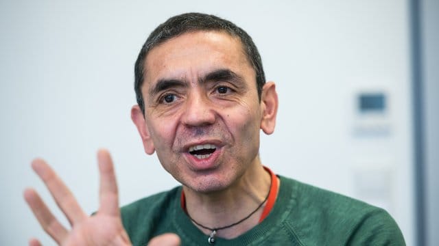 Ugur Sahin gestikuliert während des Interviews Ugur Sahin gestikuliert während des Interviews