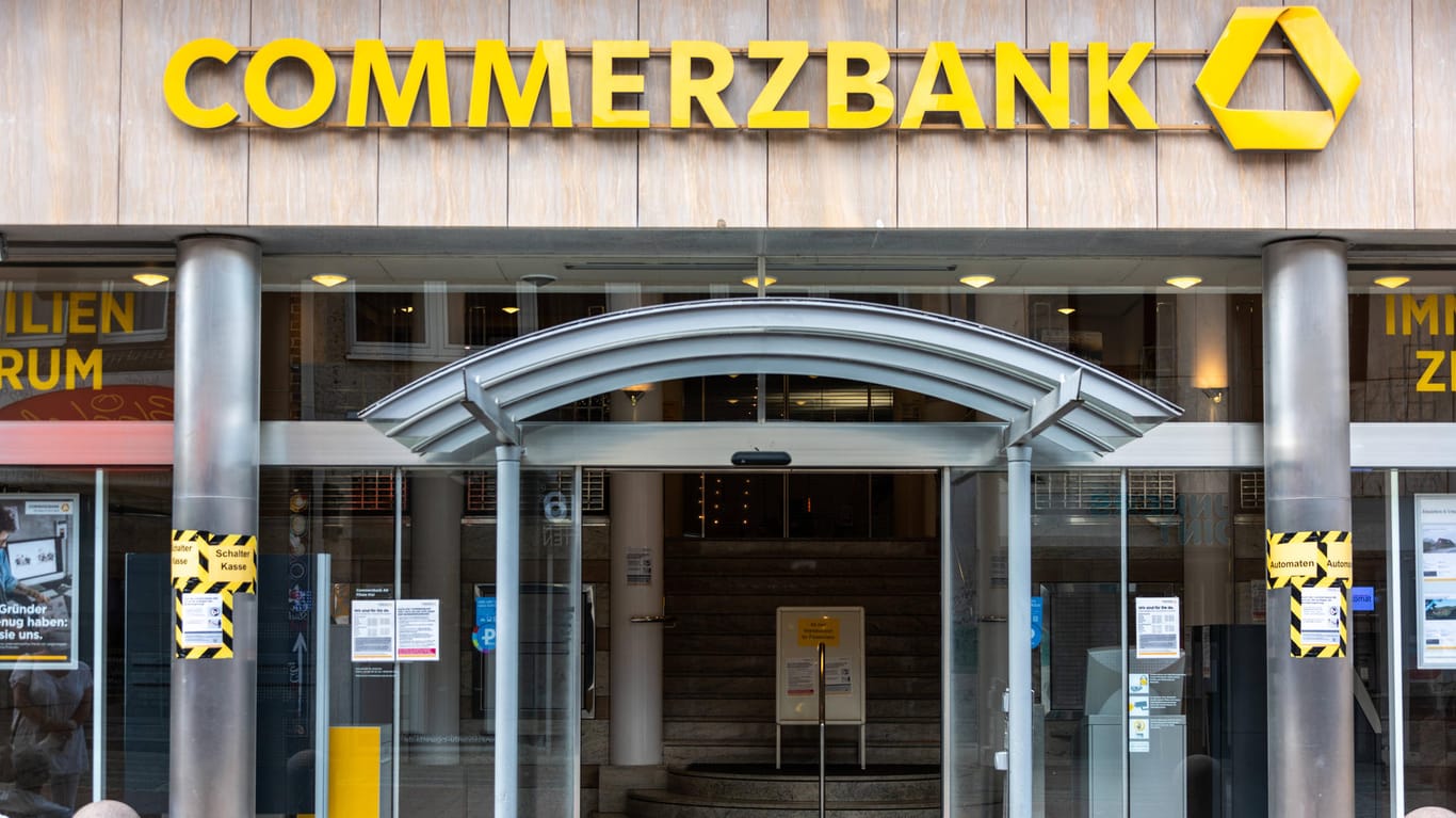 Eine Commerzbank-Filiale in Kiel (Symboldbild): Offenbar könnten deutlich mehr Bankfilialen schließen als ursprünglich geplant.