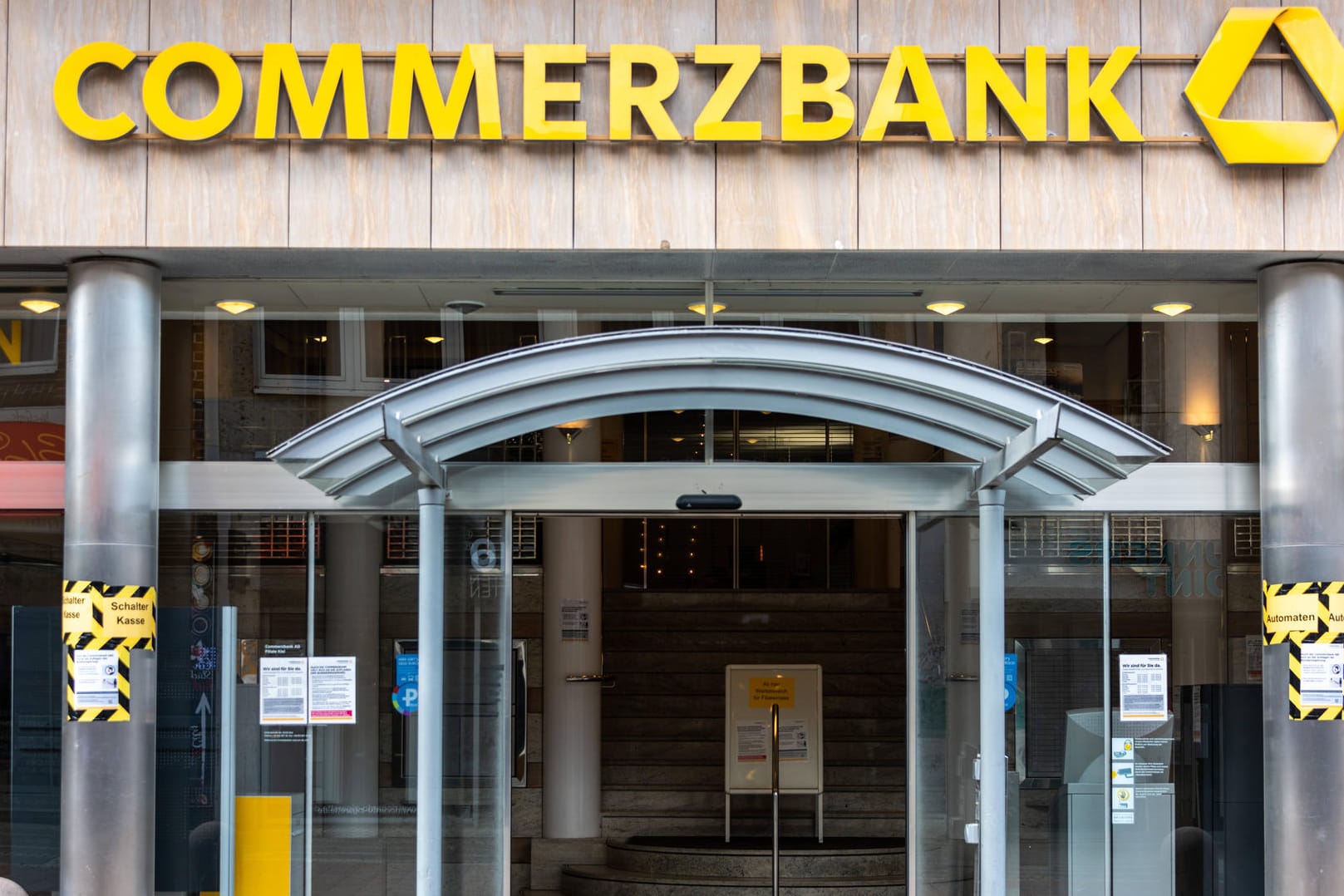 Eine Commerzbank-Filiale in Kiel (Symboldbild): Offenbar könnten deutlich mehr Bankfilialen schließen als ursprünglich geplant. Eine Commerzbank-Filiale in Kiel (Symboldbild): Offenbar könnten deutlich mehr Bankfilialen schließen als ursprünglich geplant.