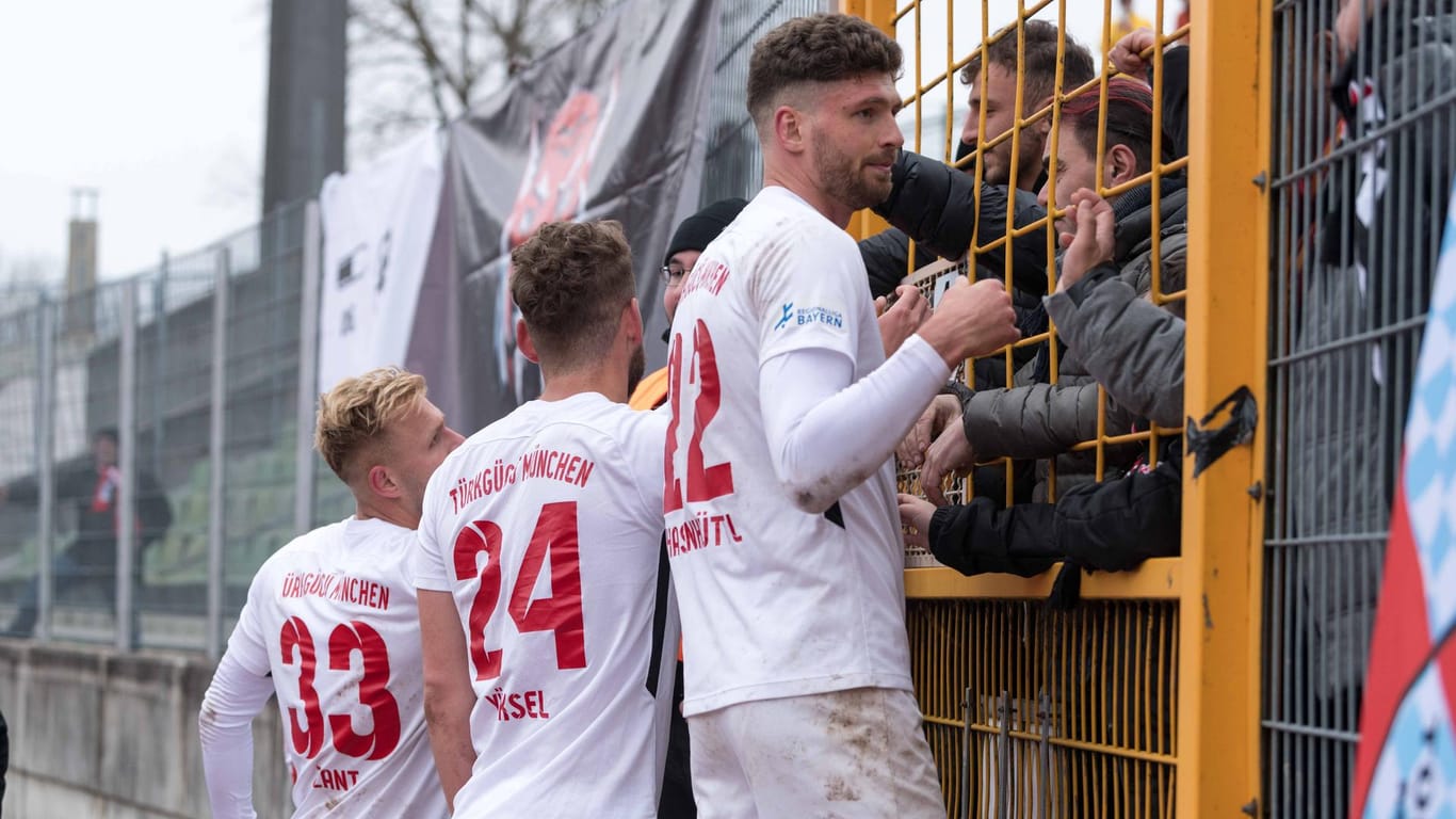 Türkgücü München mit seinen Fans: Der Klub ist in die 3. Liga aufgestiegen.