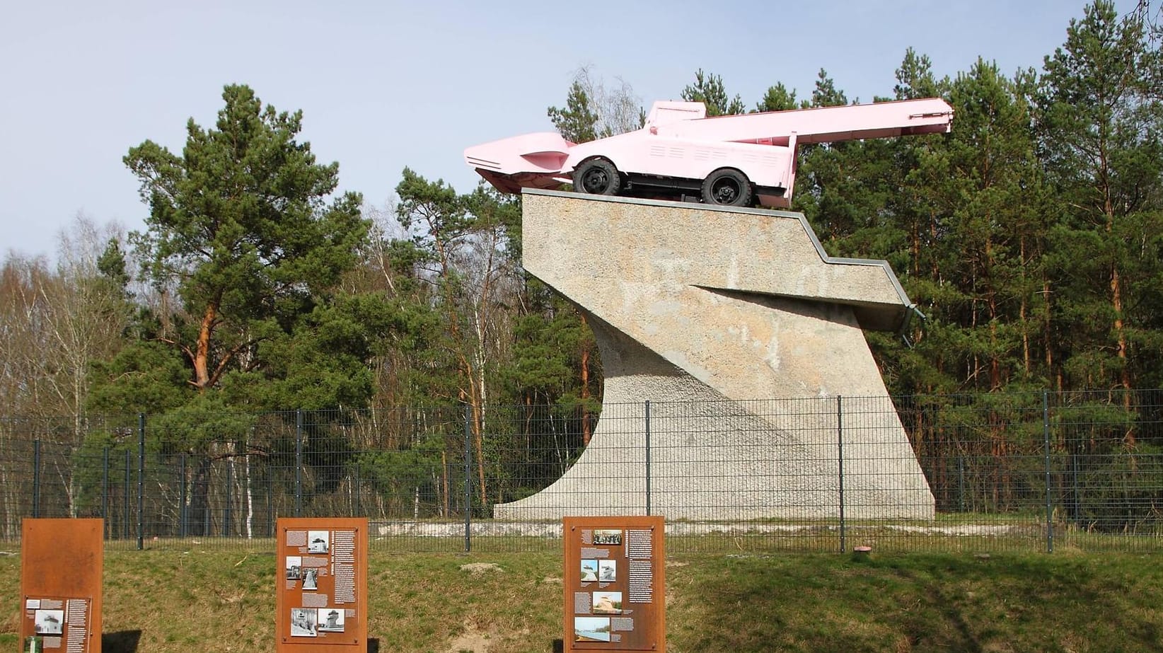 Das Panzerdenkmal in Kleinmachnow bei Berlin: Dort soll eine Joggerin von einem Mann überfallen und missbraucht worden sein.