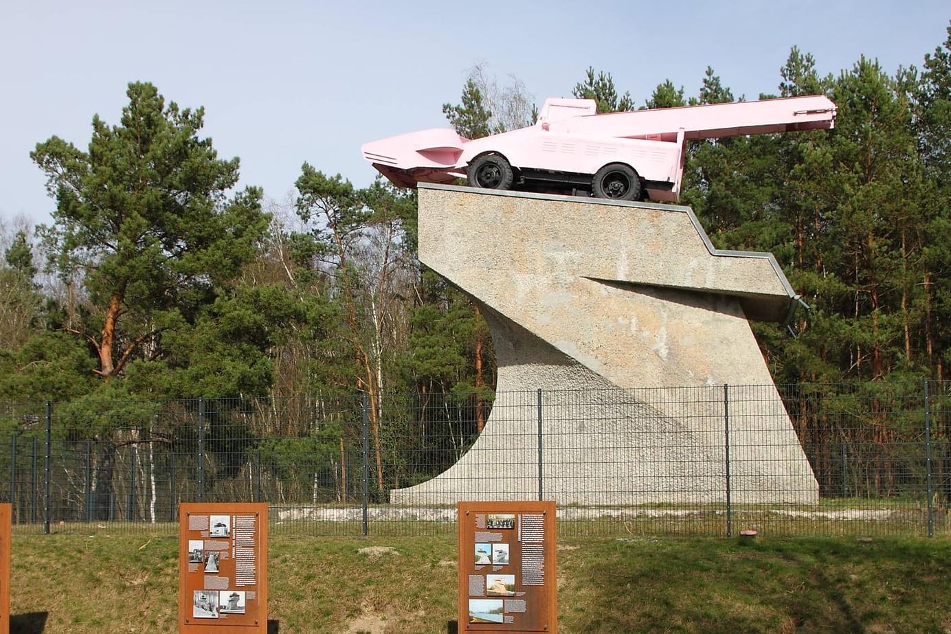 Das Panzerdenkmal in Kleinmachnow bei Berlin: Dort soll eine Joggerin von einem Mann überfallen und missbraucht worden sein.