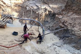 "Garimpeiros", illegale Goldgräber, haben im brasilianischen Bundesstaat Pará Schneisen in den Regenwald geschlagen und sich tief in die Erde gegraben.