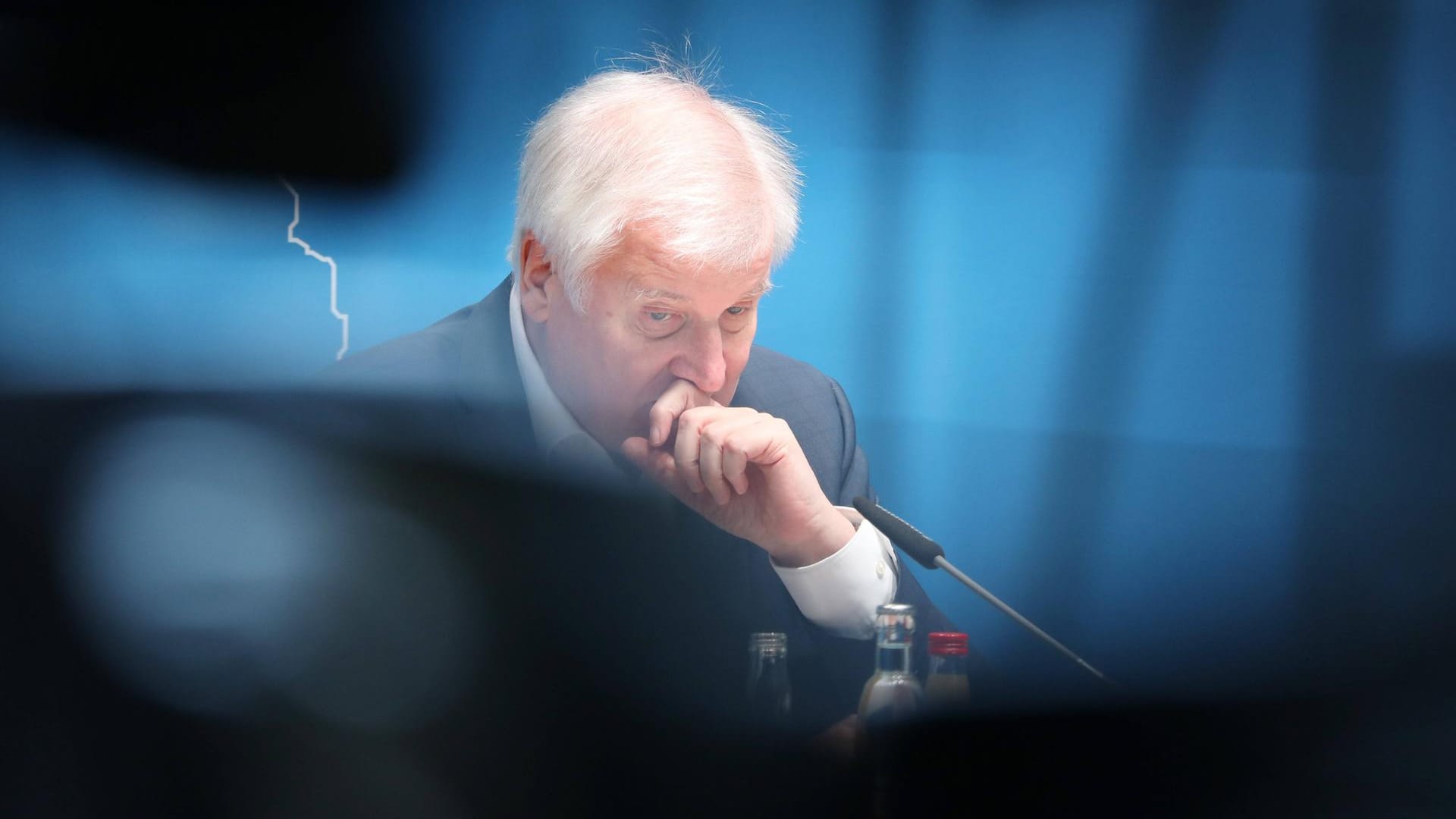 Horst Seehofer: Der Bundesinnenminister drohte mit einer Anzeige gegen eine Journalistin. Das brachte ihm viel Kritik ein.