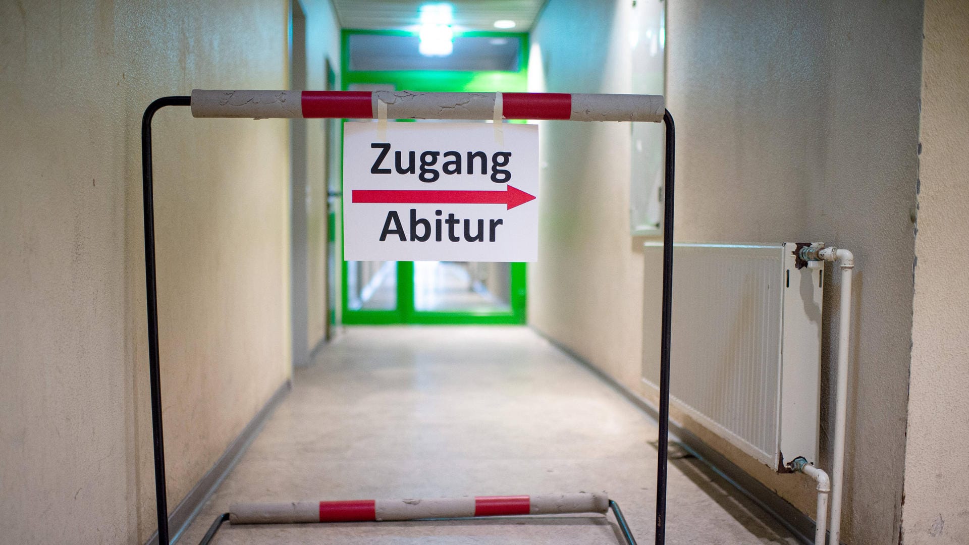 Ein Schild weist den Weg zu einer Abiturprüfung (Symbolbild): In Hagen haben Abiturienten in einem Parkhaus gefeiert, bis die Polizei kam.