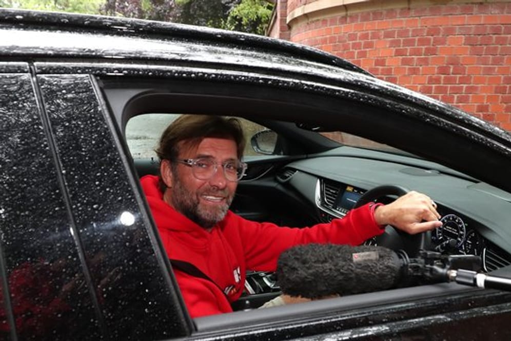 Trainer Jürgen Klopp hat die Fans vom englischen Fußballmeister FC Liverpool dazu aufgerufen, zuhause zu bleiben.