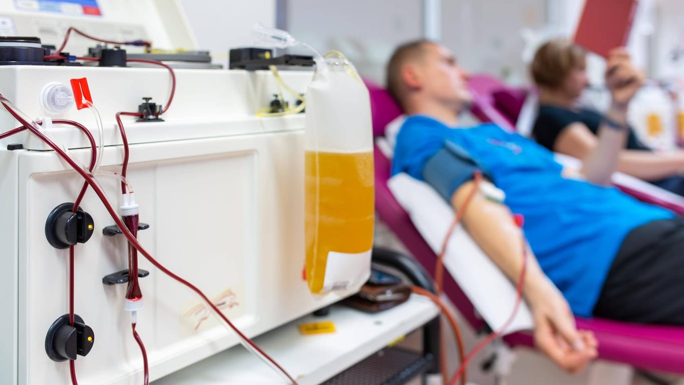 Zwei Personen spenden Blut (Symbolbild): In Dortmund lockt das Klinikum potenzielle Spender nun mit einer attraktiven Aktion.