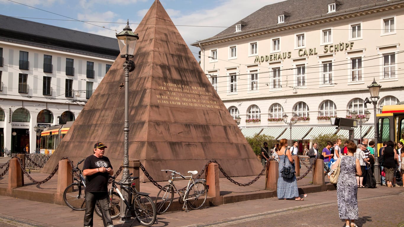 Pyramide am Marktplatz: Sie gedenkt dem Stadtgründer Markgraf Karl Wilhelm von Baden-Durlach.