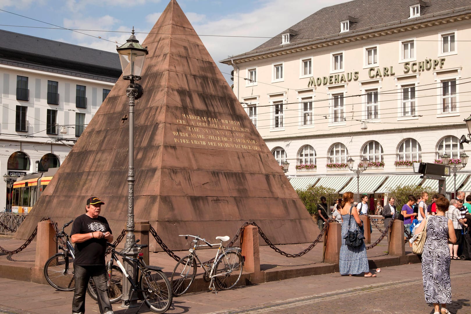 Pyramide am Marktplatz: Sie gedenkt dem Stadtgründer Markgraf Karl Wilhelm von Baden-Durlach.