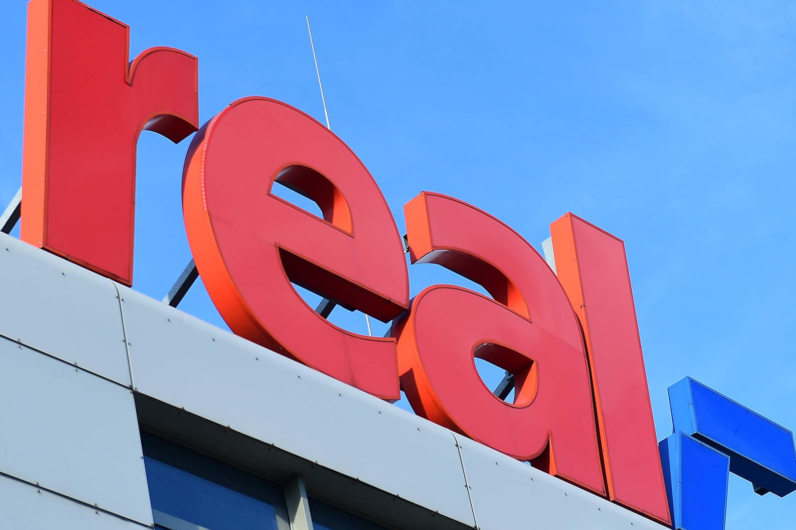 Real-Logo: Mindestens acht Märkte müssen bald schließen. Real-Logo: Mindestens acht Märkte müssen bald schließen.
