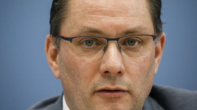 Tino Chrupalla (AfD): Der Parteivorsitzende wurde bei einem Autounfall in seinem Dienstwagen verletzt.