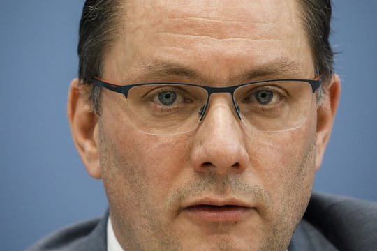 Tino Chrupalla (AfD): Der Parteivorsitzende wurde bei einem Autounfall in seinem Dienstwagen verletzt.