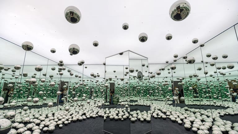 Ein "Inifinity Room": Die Künstlerin Yayoi Kusama ist bekannt für diese verspiegelten Räume.