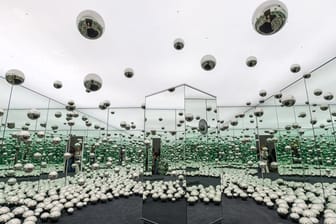 Ein "Inifinity Room": Die Künstlerin Yayoi Kusama ist bekannt für diese verspiegelten Räume.