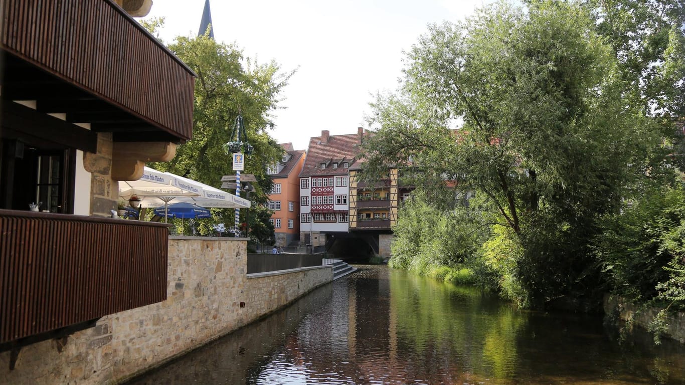 Blick über die Gera auf die historische Krämerbrücke in Erfurt: Durch den Fluss sind zwei Einbrecher gewatet.