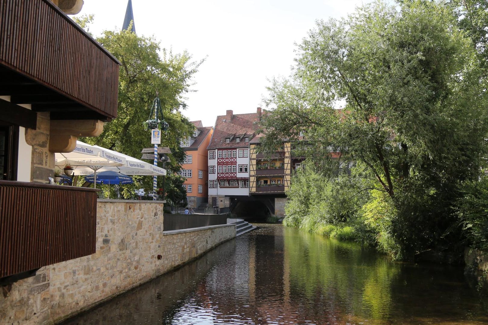 Blick über die Gera auf die historische Krämerbrücke in Erfurt: Durch den Fluss sind zwei Einbrecher gewatet.