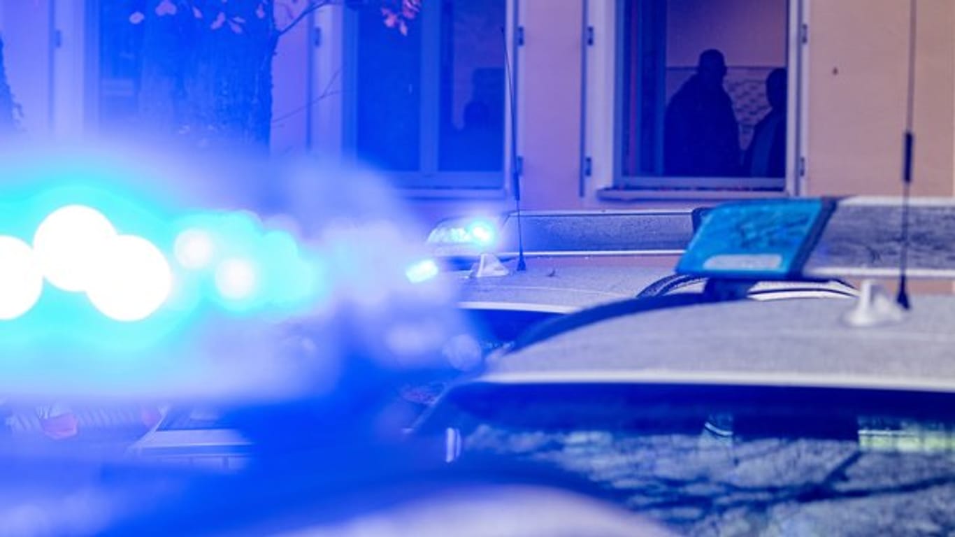 Polizeifahrzeuge stehen mit eingeschaltetem Blaulicht (Symbolbild): In Bayern sind in einem Wohnhaus zwei Leichen entdeckt worden.