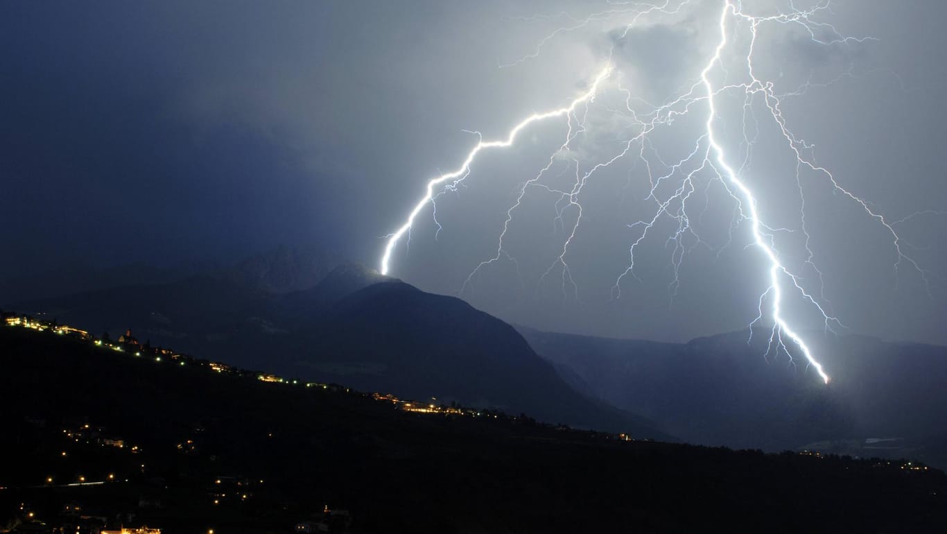 Gewitter über den Alpen (Symbolbild): In Österreich ist eine Schweizerin nach einem Blitzschlag ums Leben gekommen.