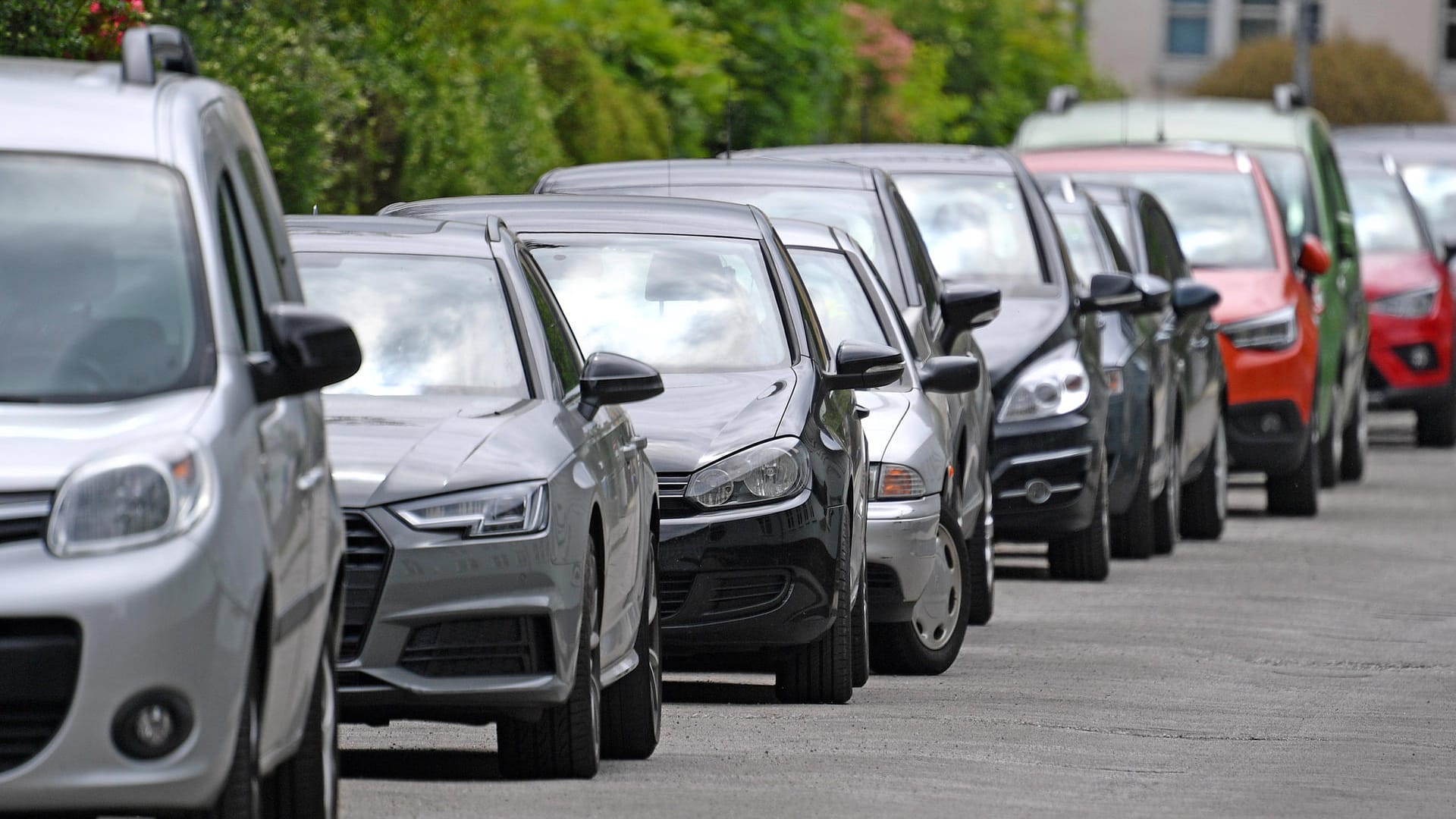Geparkte Autos stehen in einer Straße (Symbolbild): In Bonn-Friesdorf haben Jugendliche mehr als 30 Fahrzeuge zerstört. Geparkte Autos stehen in einer Straße (Symbolbild): In Bonn-Friesdorf haben Jugendliche mehr als 30 Fahrzeuge zerstört.