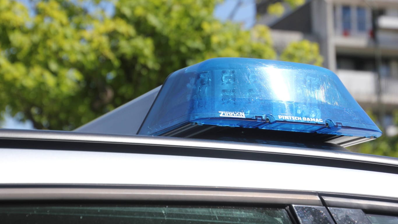 Blaulicht der Polizei (Symbolbild): Bei einer Kollision mit einem Auto ist ein 17-jähriger Motorradfahrer schwer verletzt worden.