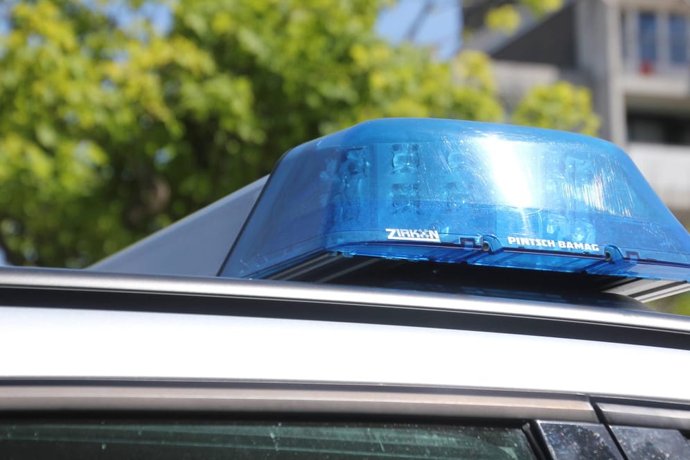 Blaulicht der Polizei (Symbolbild): Bei einer Kollision mit einem Auto ist ein 17-jähriger Motorradfahrer schwer verletzt worden.